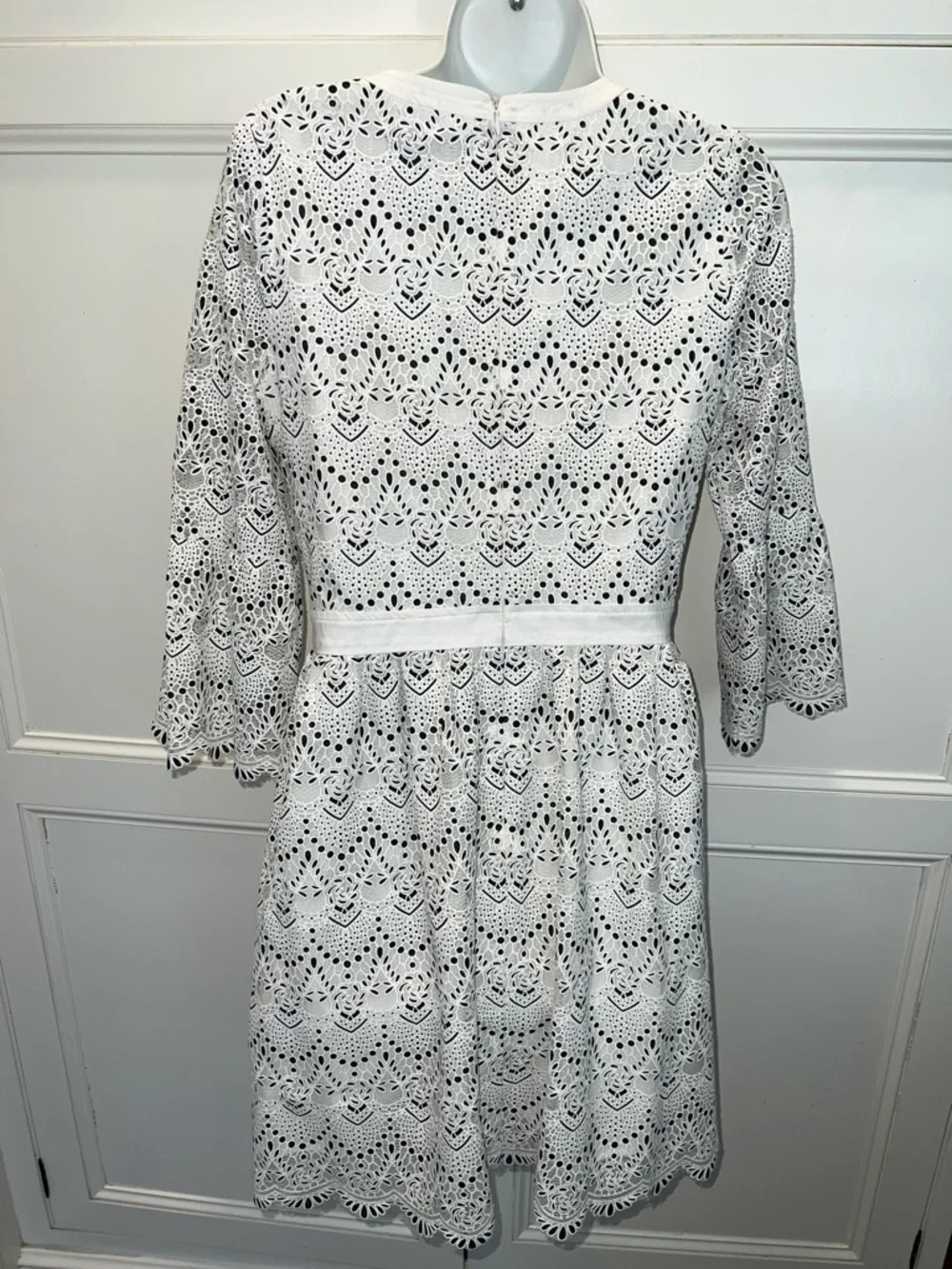 Highline Dress 👗 💄💋White Eyelet V-Neck Dress - Picture 2 of 9